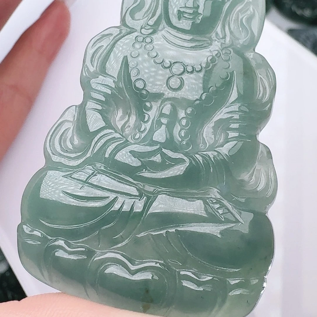 翡翠未镶嵌颈饰多样性发其一