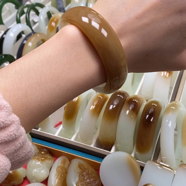 和田玉手镯未镶嵌