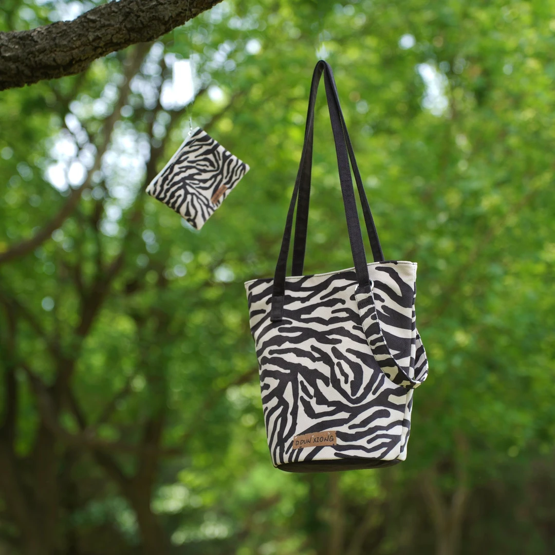 盾盾熊原创潮时尚百搭单肩包斑马纹小众设计高级感品质休闲水桶包