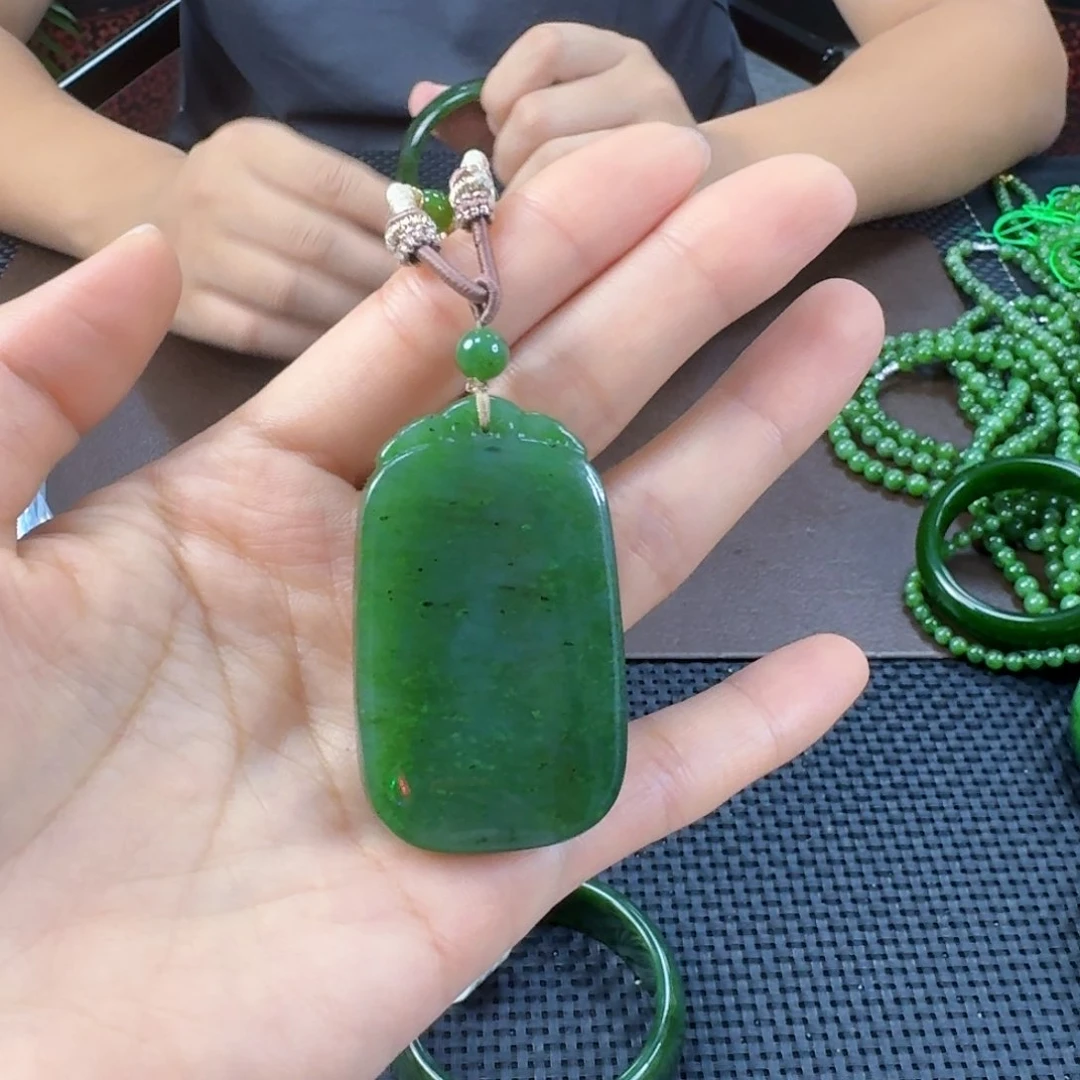 颈饰未镶嵌和田玉（碧玉）