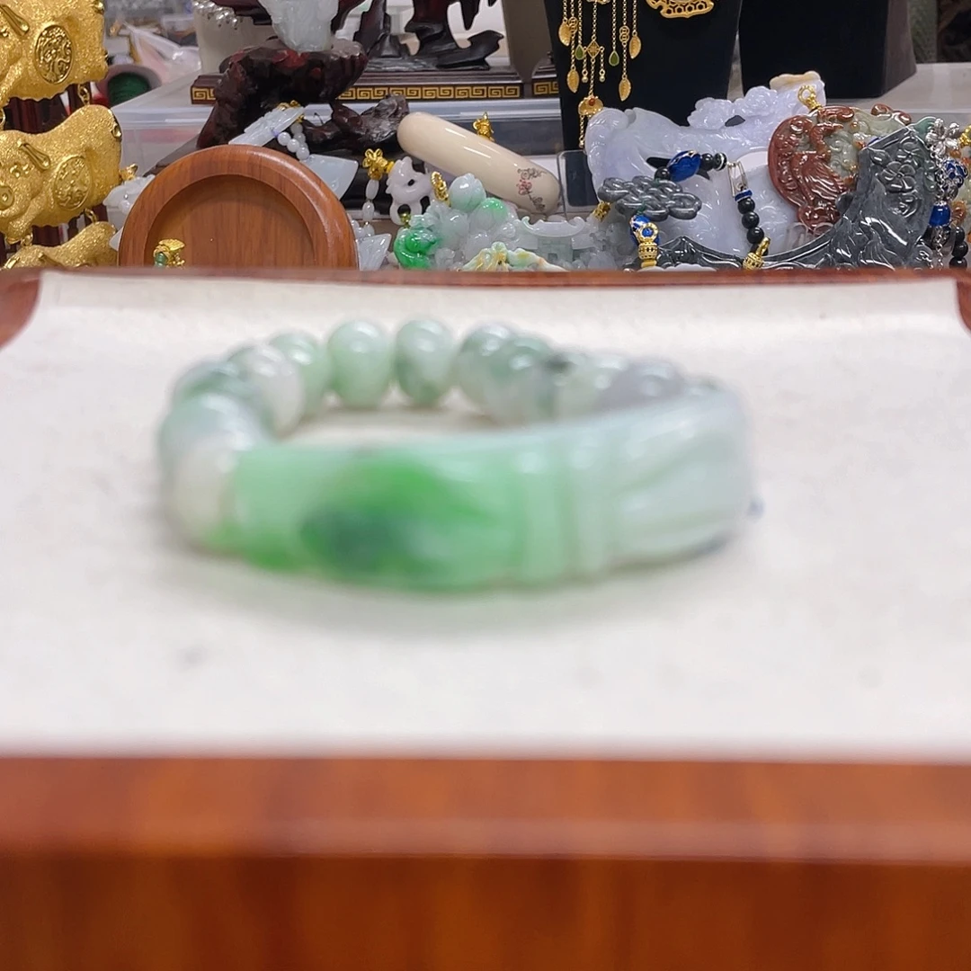 翡翠未镶嵌颈饰绿手牌