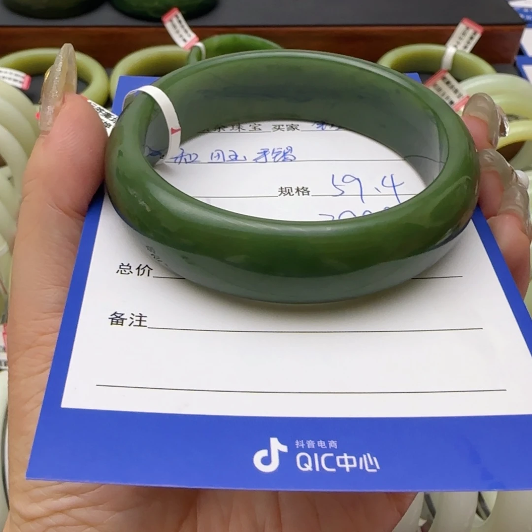 和田玉手镯未镶嵌铭**?