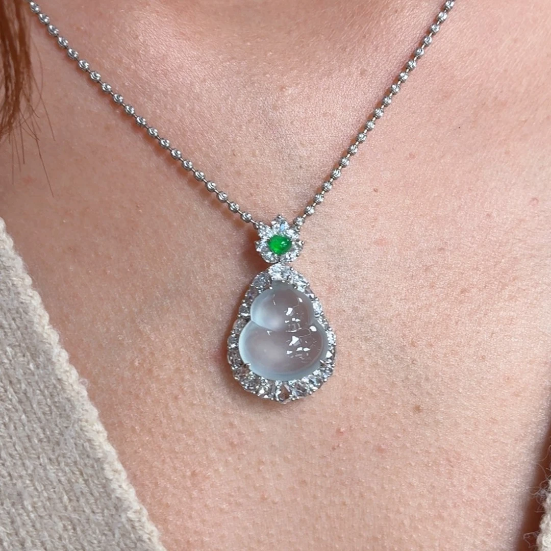 翡翠18K金镶嵌颈饰葫芦