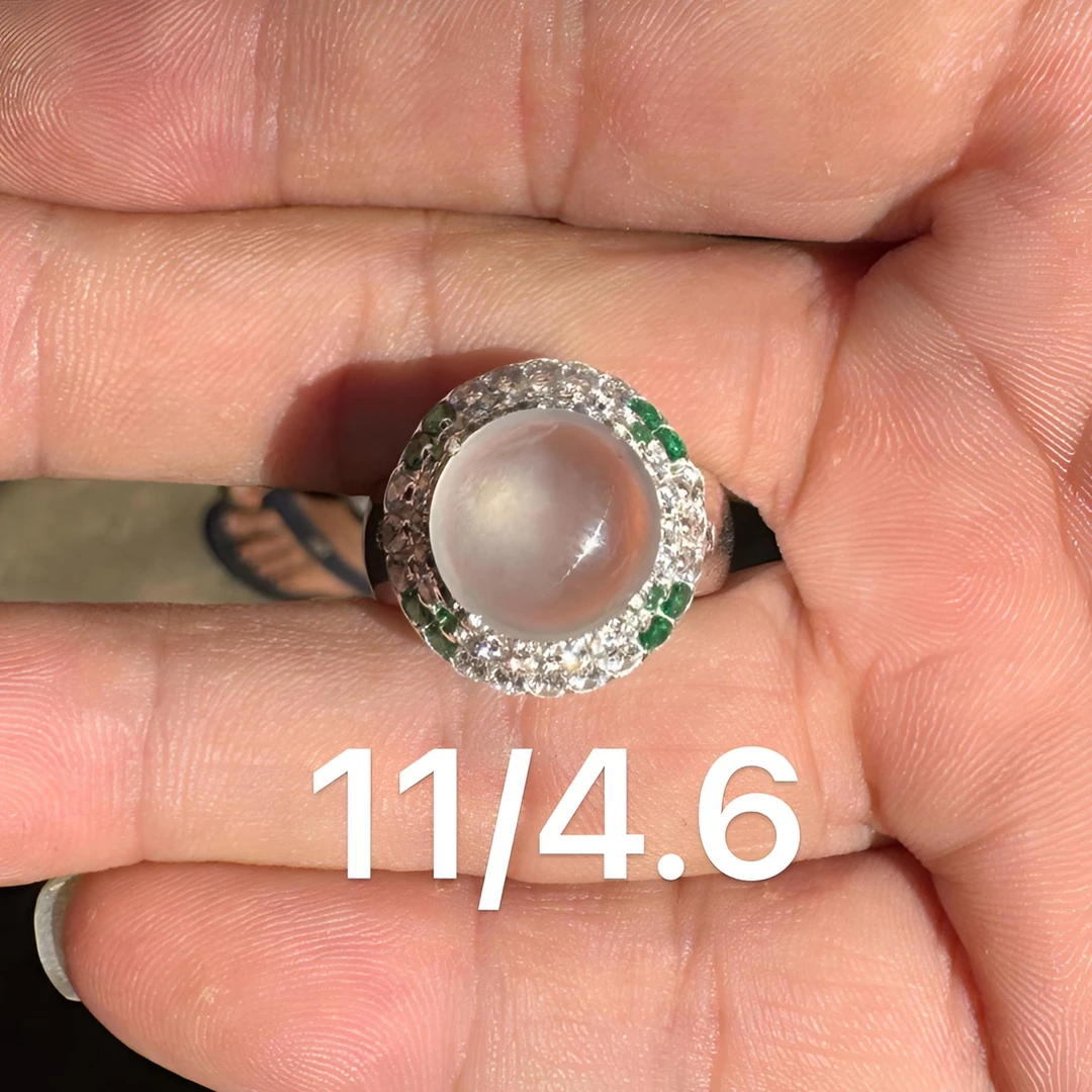 0117(小哪吒在源头)高冰种翡翠白冰正圆戒面杠味荧光足M60