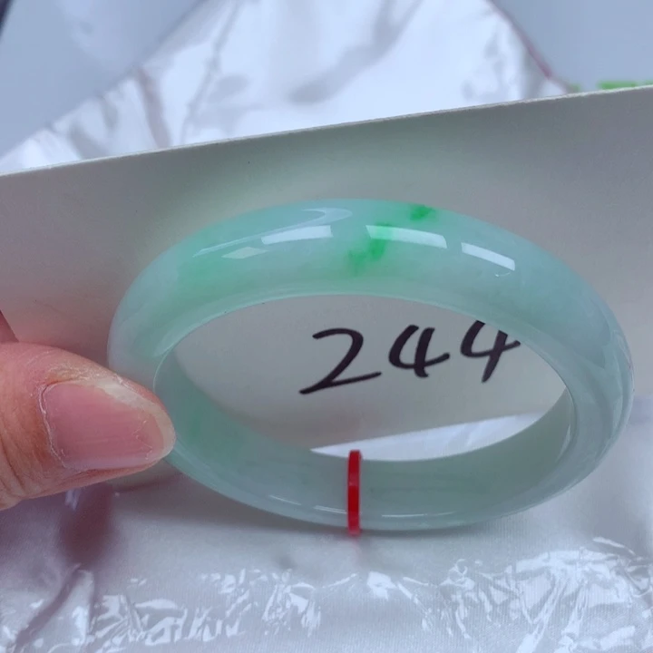 翡翠手镯未镶嵌翡翠