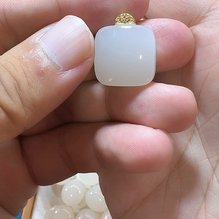 颈饰18K金镶嵌和田玉