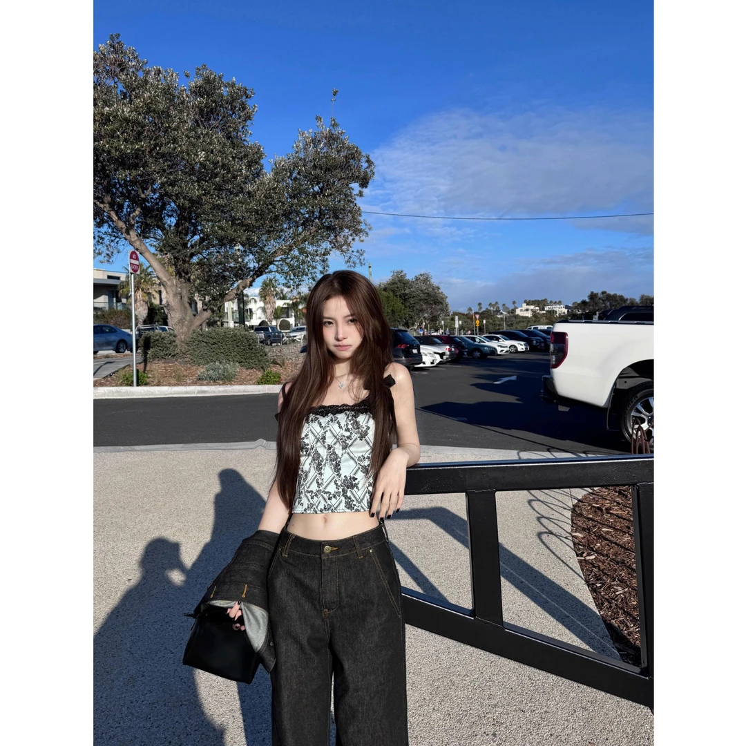 韩系气质女神2025夏季ins时尚印花蕾丝拼接吊带上衣配牛仔裤套装