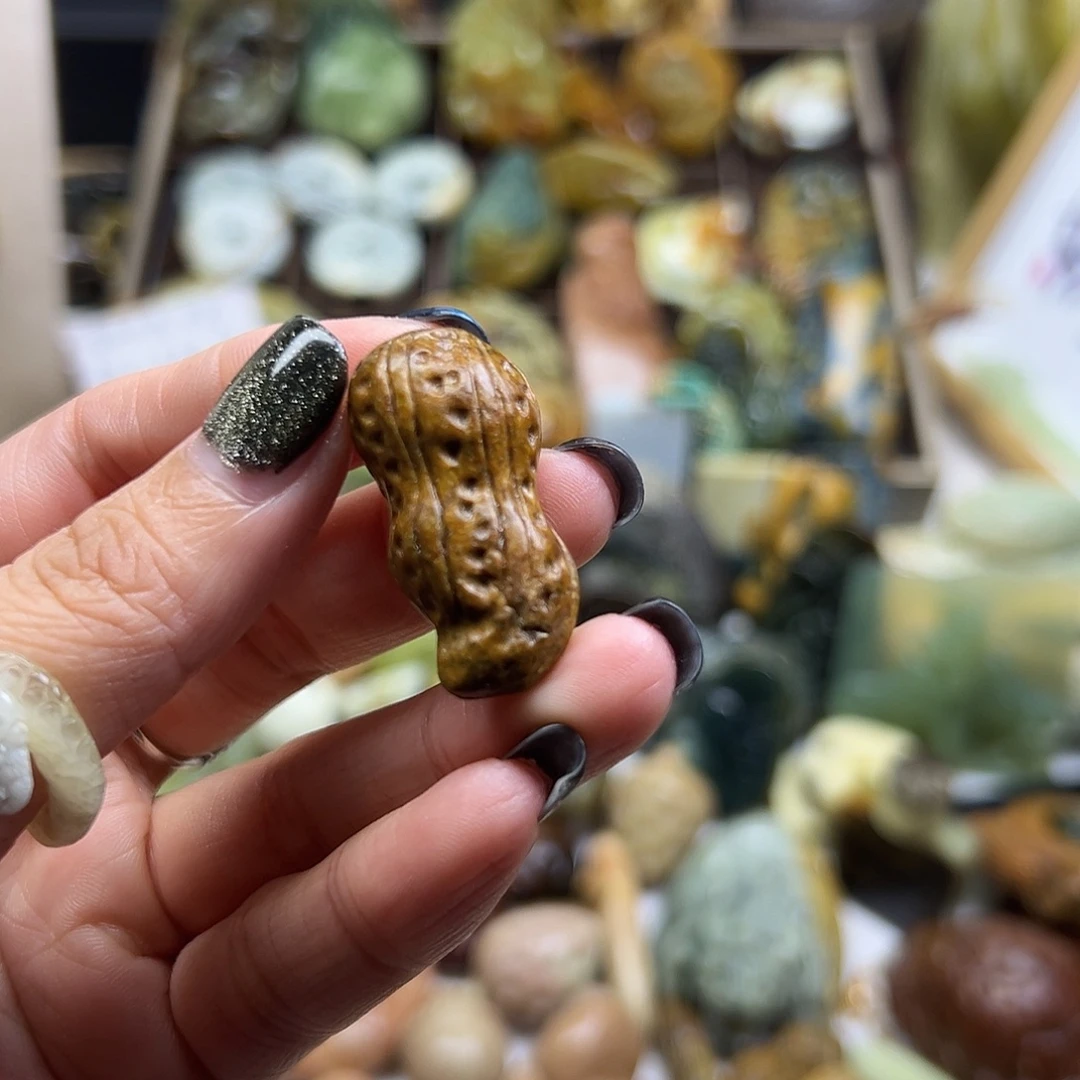 岫岩河磨玉（透闪石质玉）未镶嵌颈饰河磨玉花生有瑕