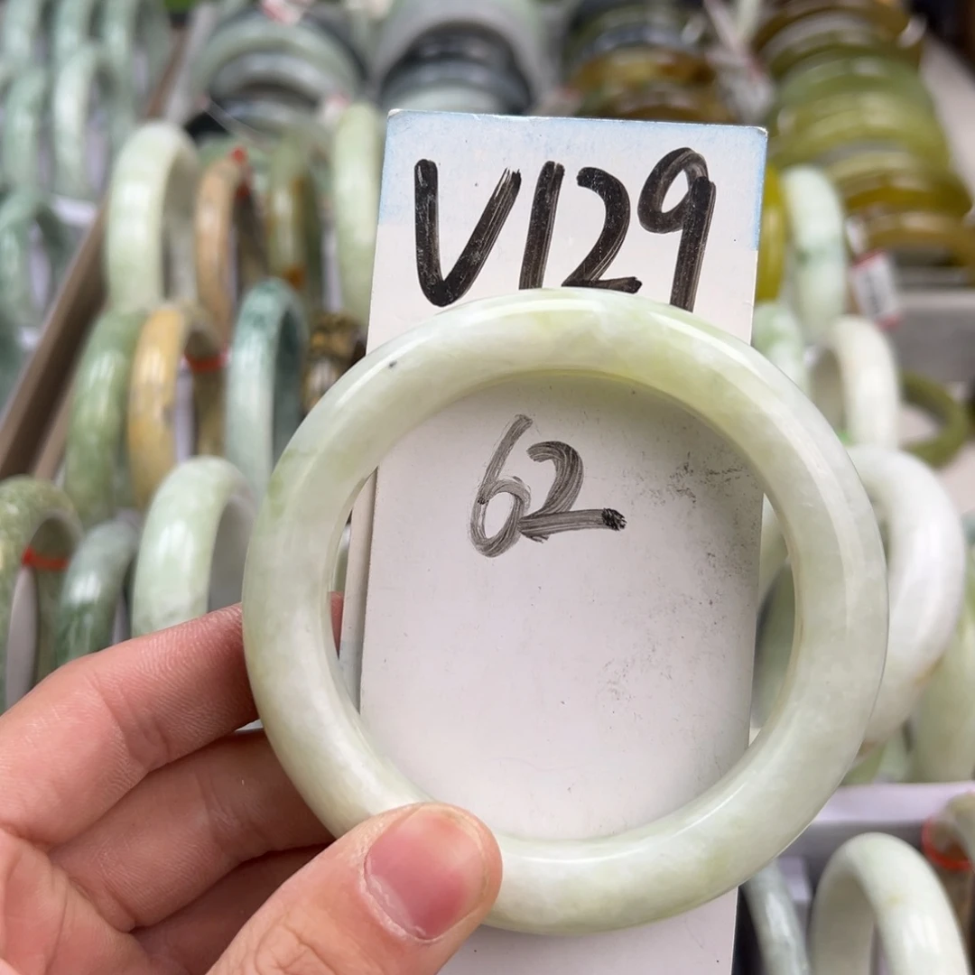 岫玉手镯未镶嵌天然岫玉微瑕，可以正常佩戴