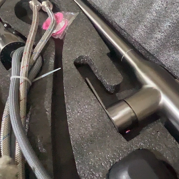 厨房抽拉式冷热水龙头。