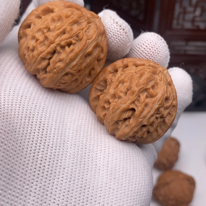 柳***.文玩核桃吊坠36三角白