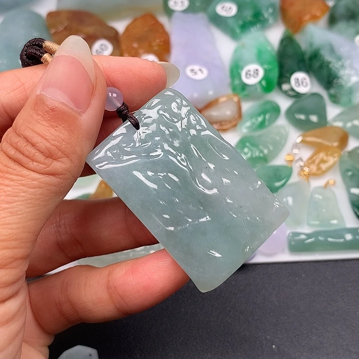 翡翠未镶嵌颈饰随型