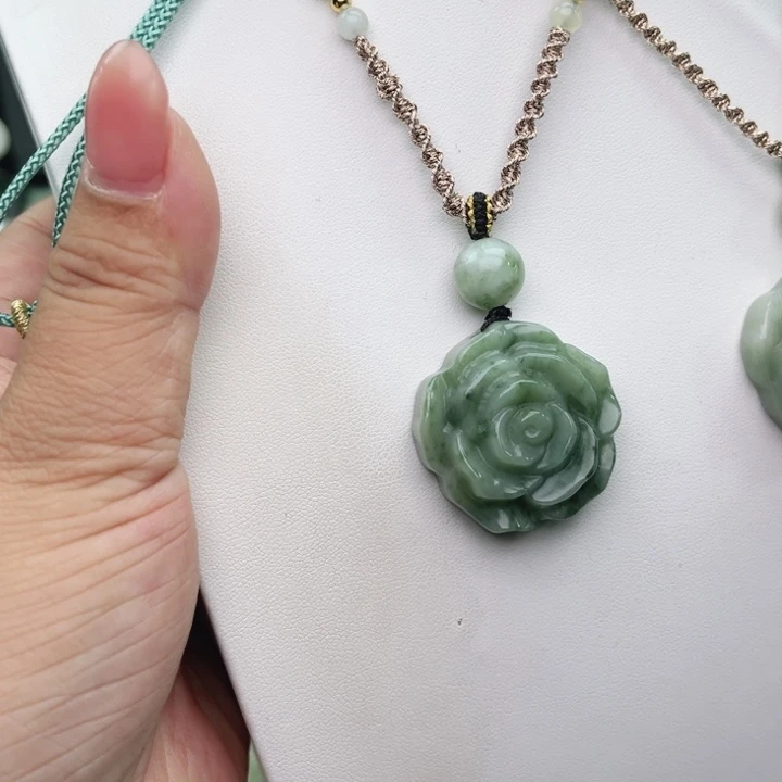 透闪石-蛇纹石玉未镶嵌颈饰