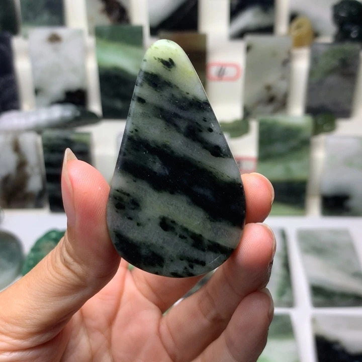 独山玉未镶嵌颈饰