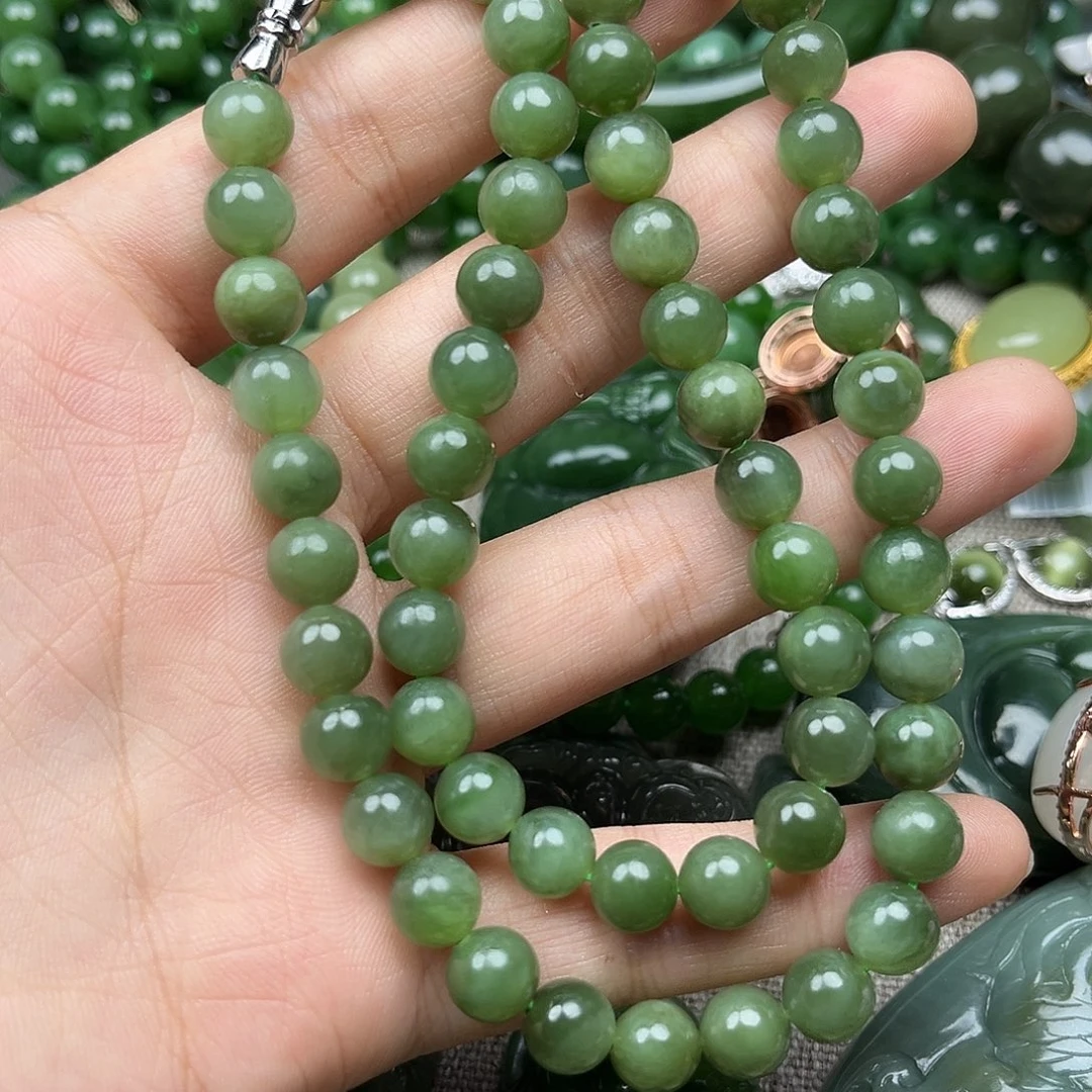 颈饰未镶嵌和田玉（碧玉）有纹。