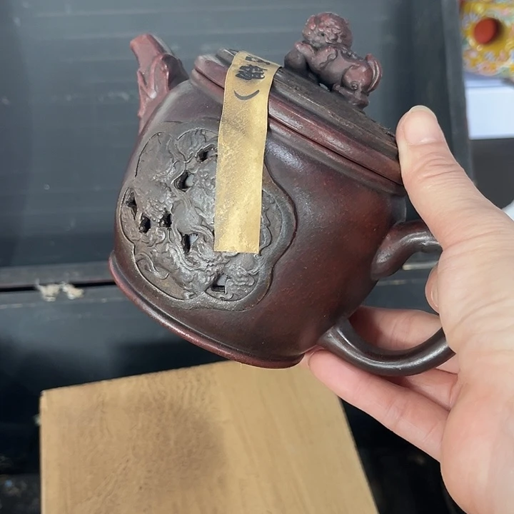 茶壶紫泥原矿泥料手工制作的一把紫砂壶。