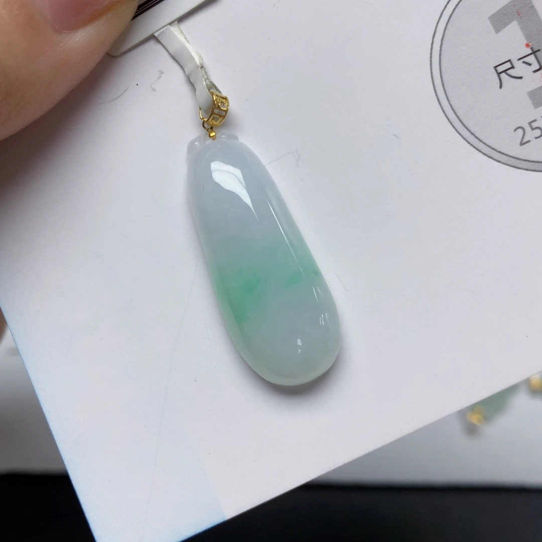 颈饰18K金镶嵌翡翠