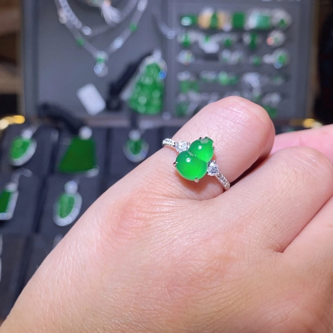 翡翠18K金镶嵌戒指葫芦