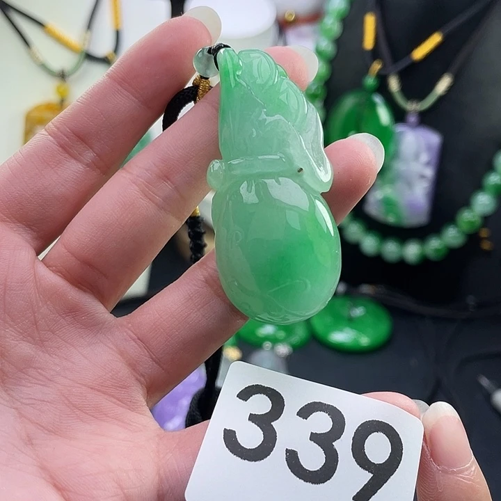 翡翠未镶嵌吊坠(赠链)