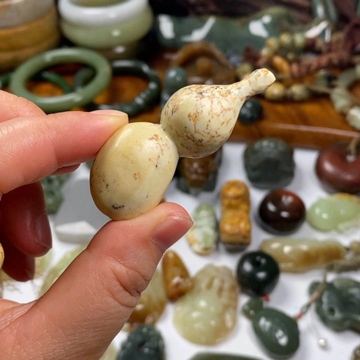 和田玉（糖玉）未镶嵌把件