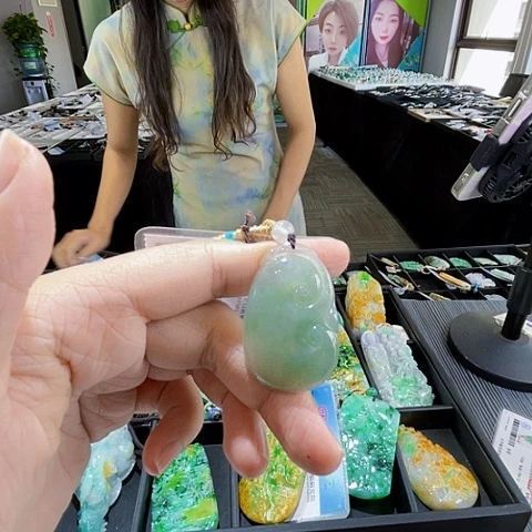 翡翠未镶嵌颈饰一个