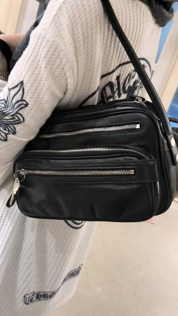 YUSHA/高档黑色牛皮多拉链机车腋下包