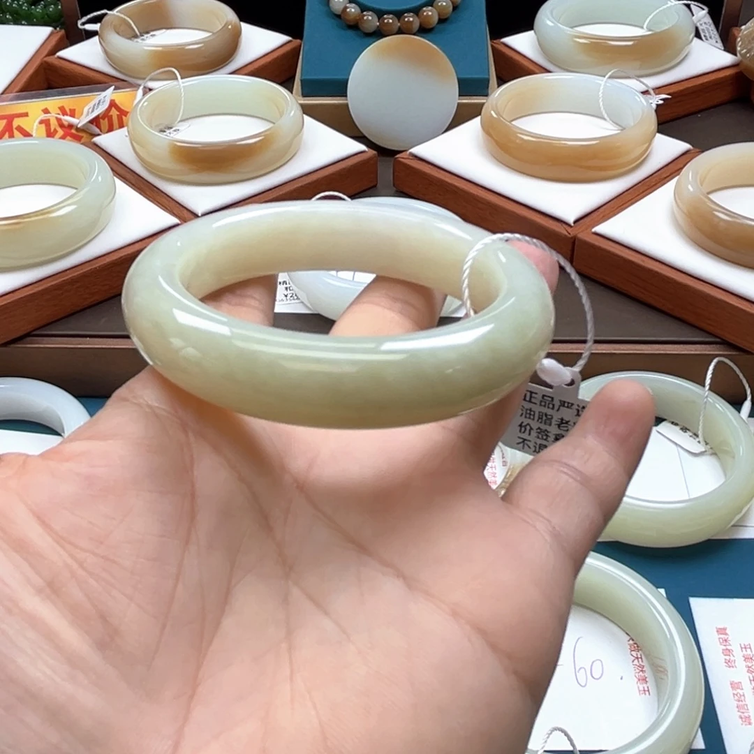 未镶嵌手镯和田玉