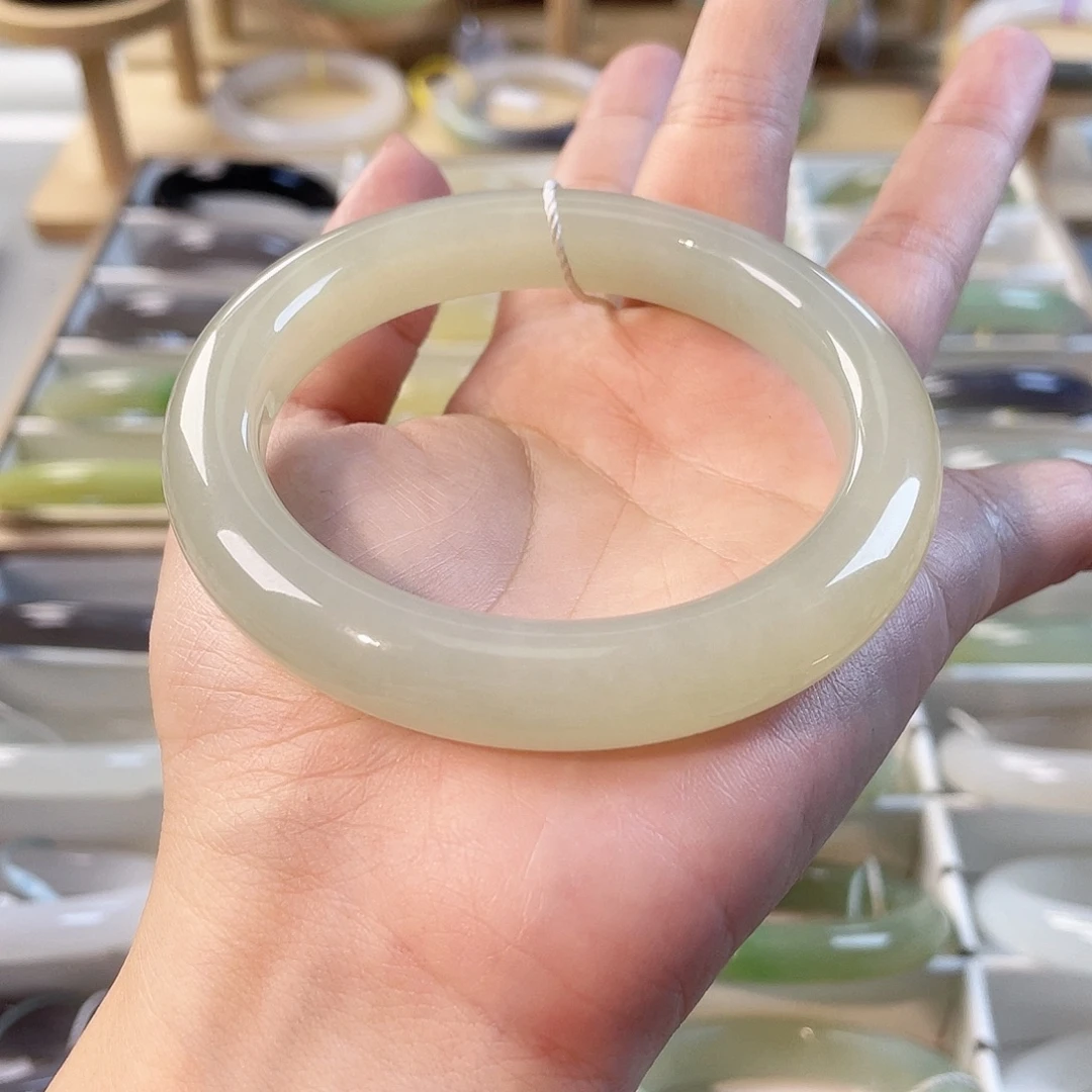 和田玉未镶嵌手镯