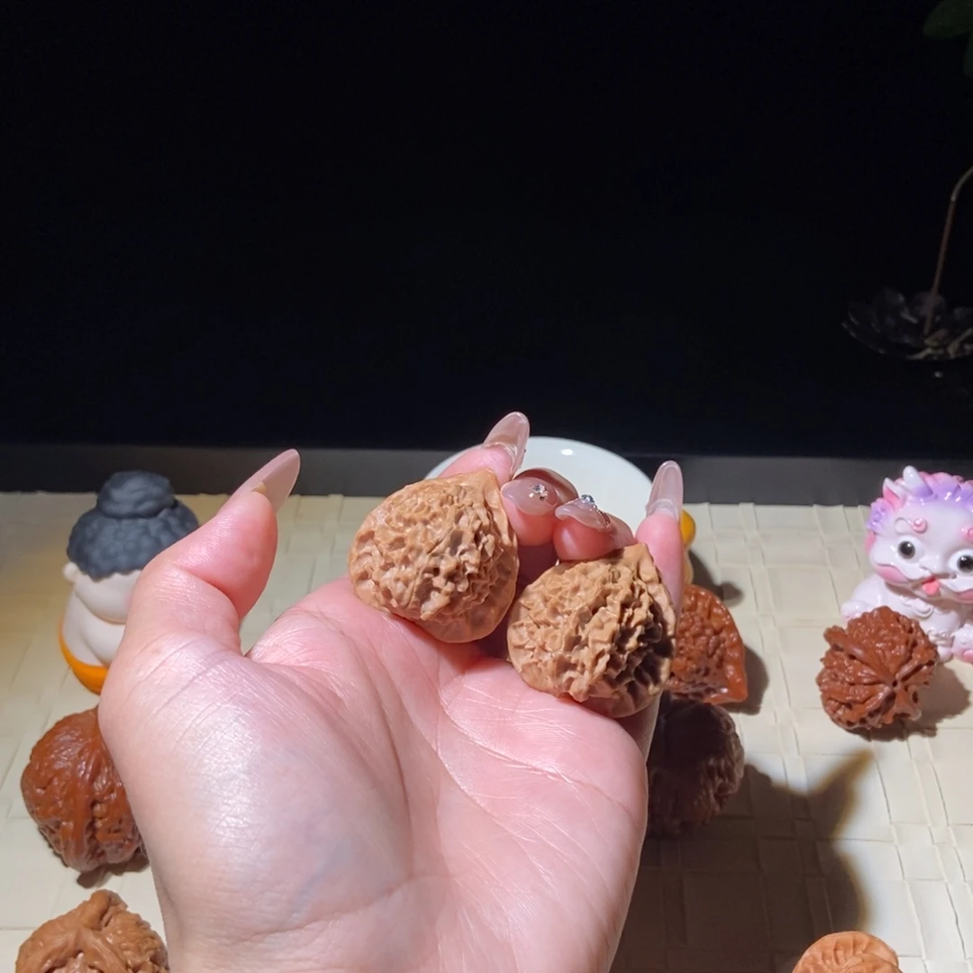 文玩核桃吊坠珊瑚塔