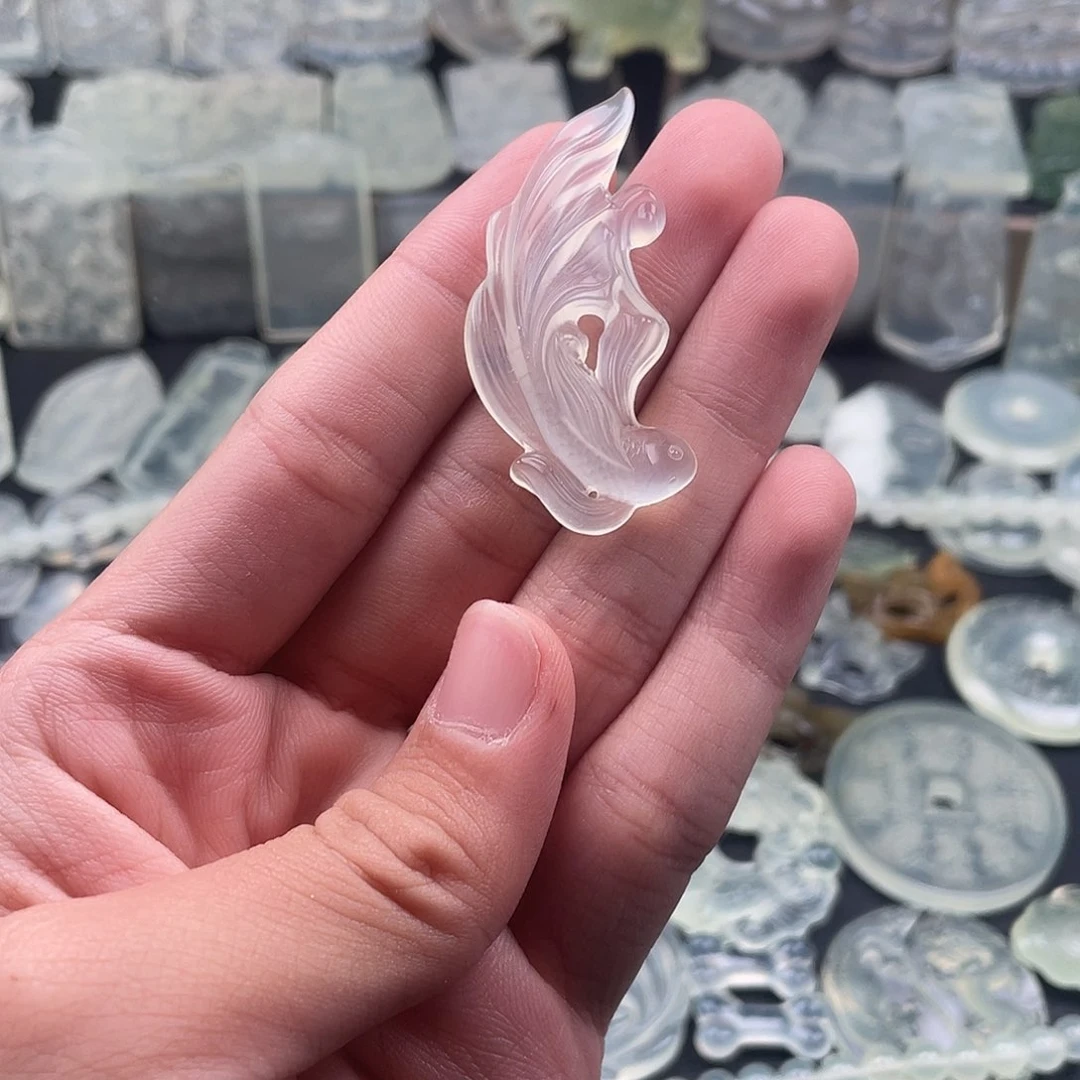 岫玉未镶嵌颈饰小鱼