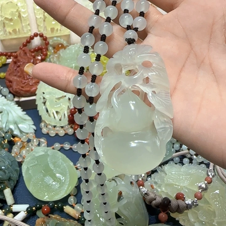 未镶嵌蛇纹石玉吊坠
