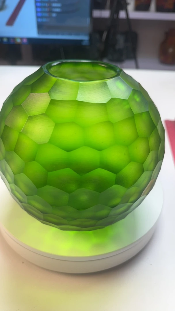 绿色磨刻插花花瓶