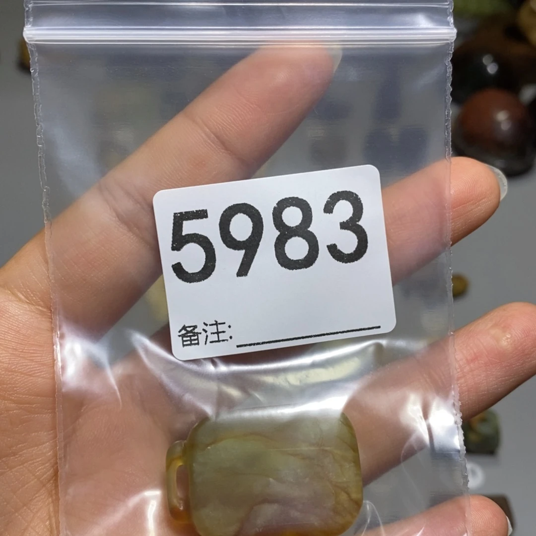 未镶嵌蛇纹石玉颈饰吃****蛋