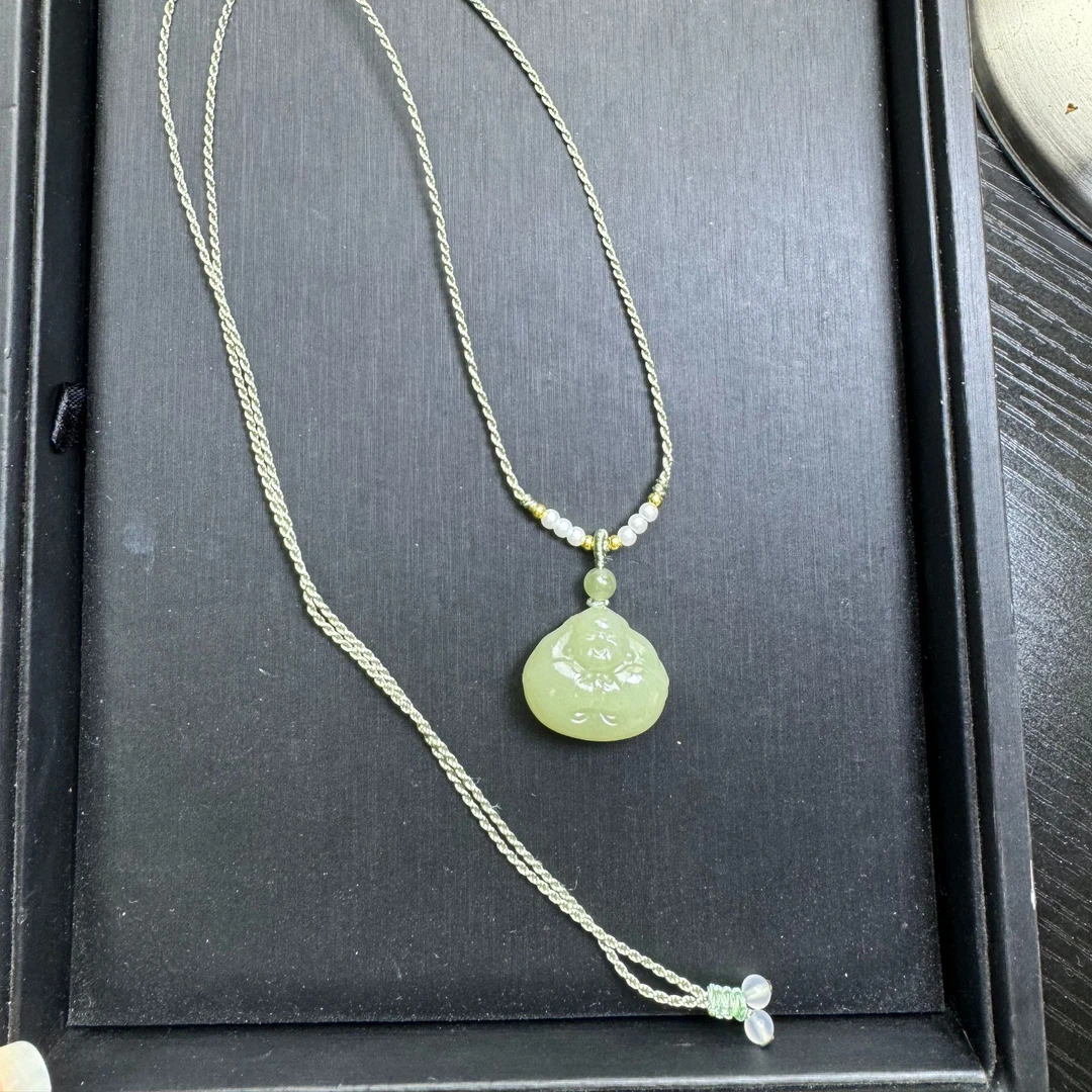 和田玉气质时尚精美抱抱佛吊坠（多样性发货发一）