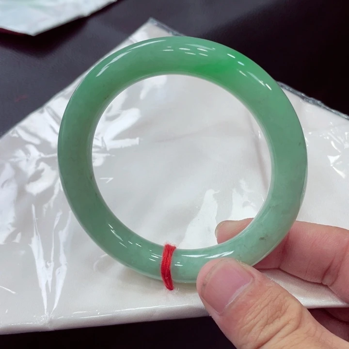 翡翠手镯未镶嵌翡翠