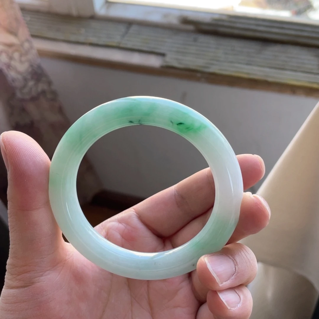 翡翠手镯未镶嵌绿圆条