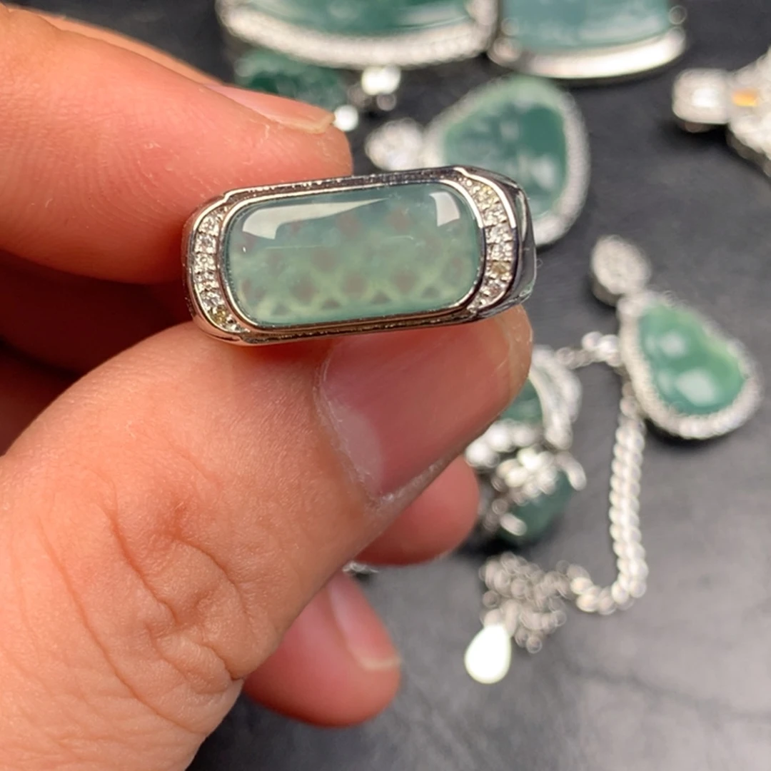 翡翠未镶嵌颈饰马鞍戒指