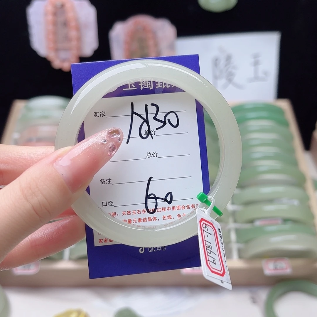 辞***ﮩ石英质玉未镶嵌手镯