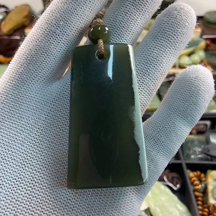 透闪石质玉未镶嵌颈饰简*