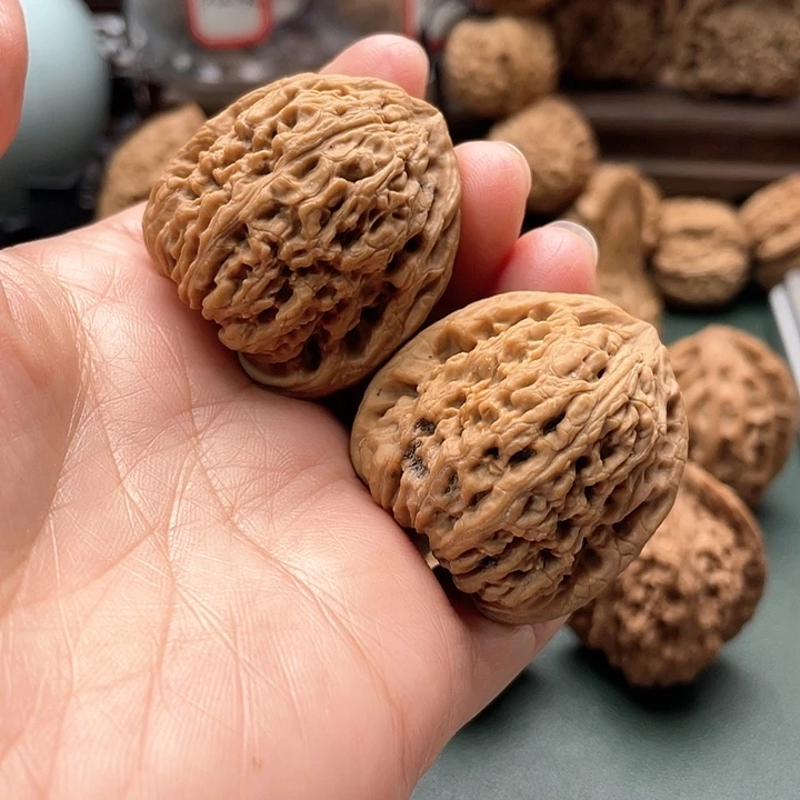 文玩核桃吊坠喝****奶南疆石