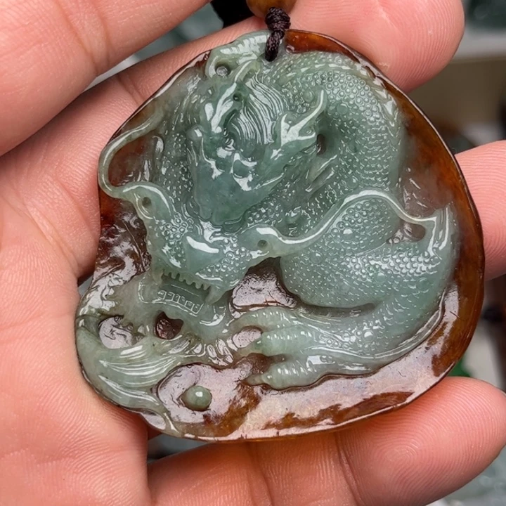 翡翠未镶嵌颈饰龙