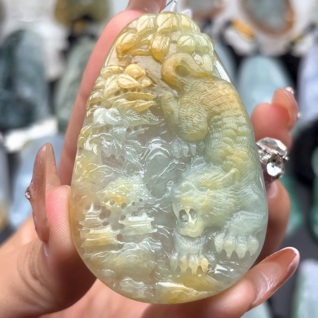 翡翠未镶嵌颈饰虎牌