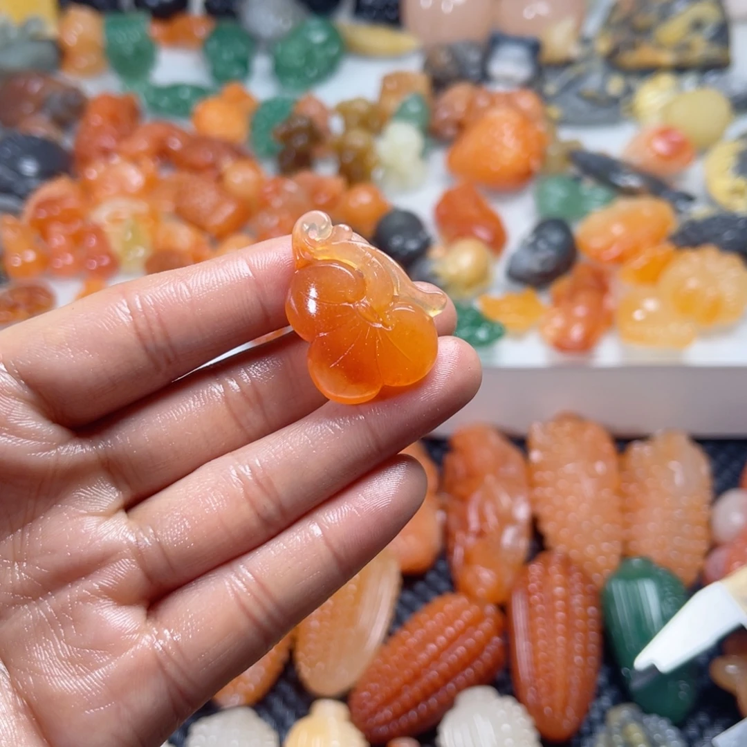 石英质玉（金丝玉）未镶嵌颈饰