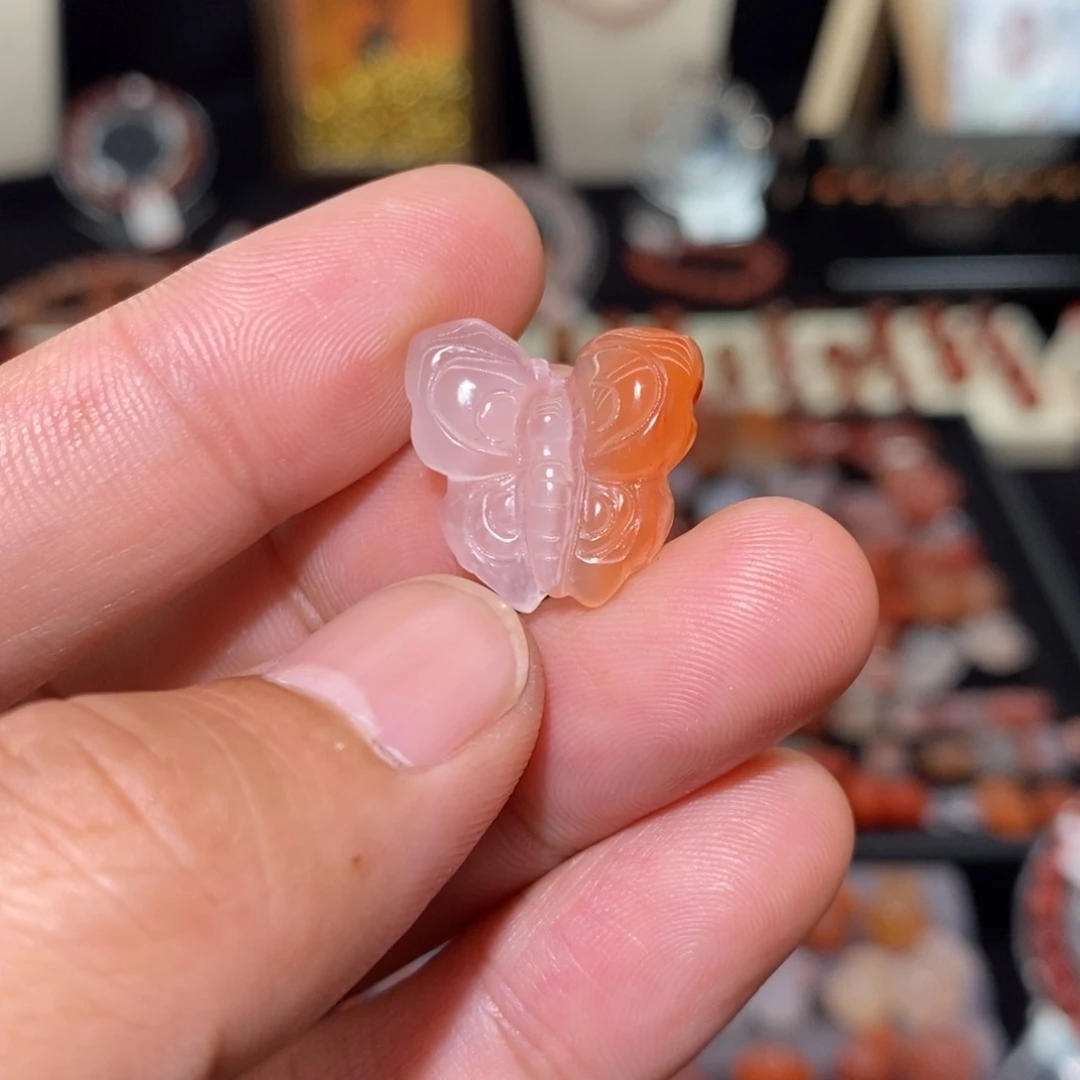 南红玛瑙冰飘未镶嵌渐变蝴蝶