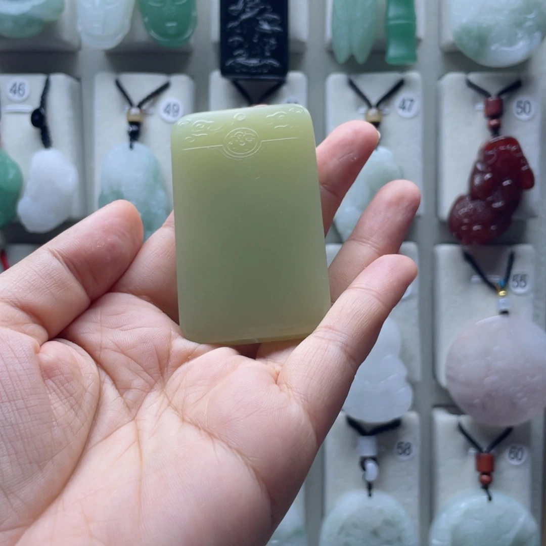 石英质玉（金丝玉）未镶嵌颈饰