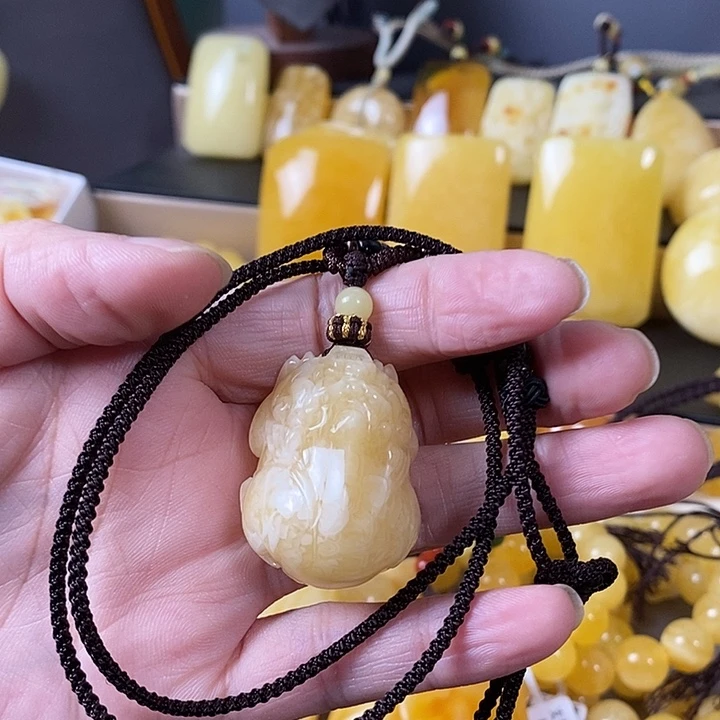 琥珀未镶嵌裸石貔貅