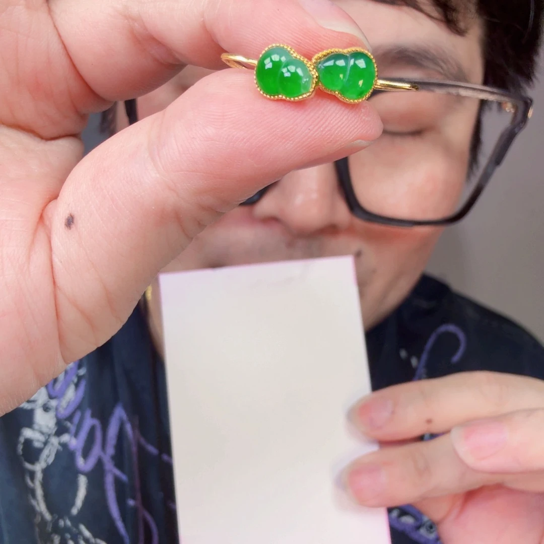 翡翠未镶嵌颈饰一对