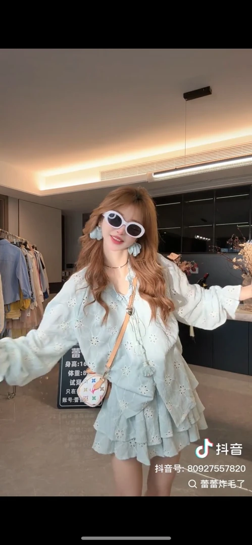 衬衫+半身裙”一整套温柔风花边系带重工刺绣