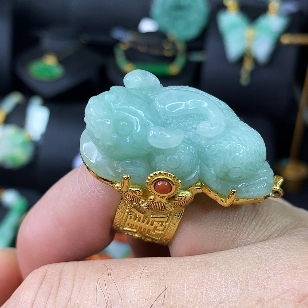 颈饰未镶嵌翡翠戒指