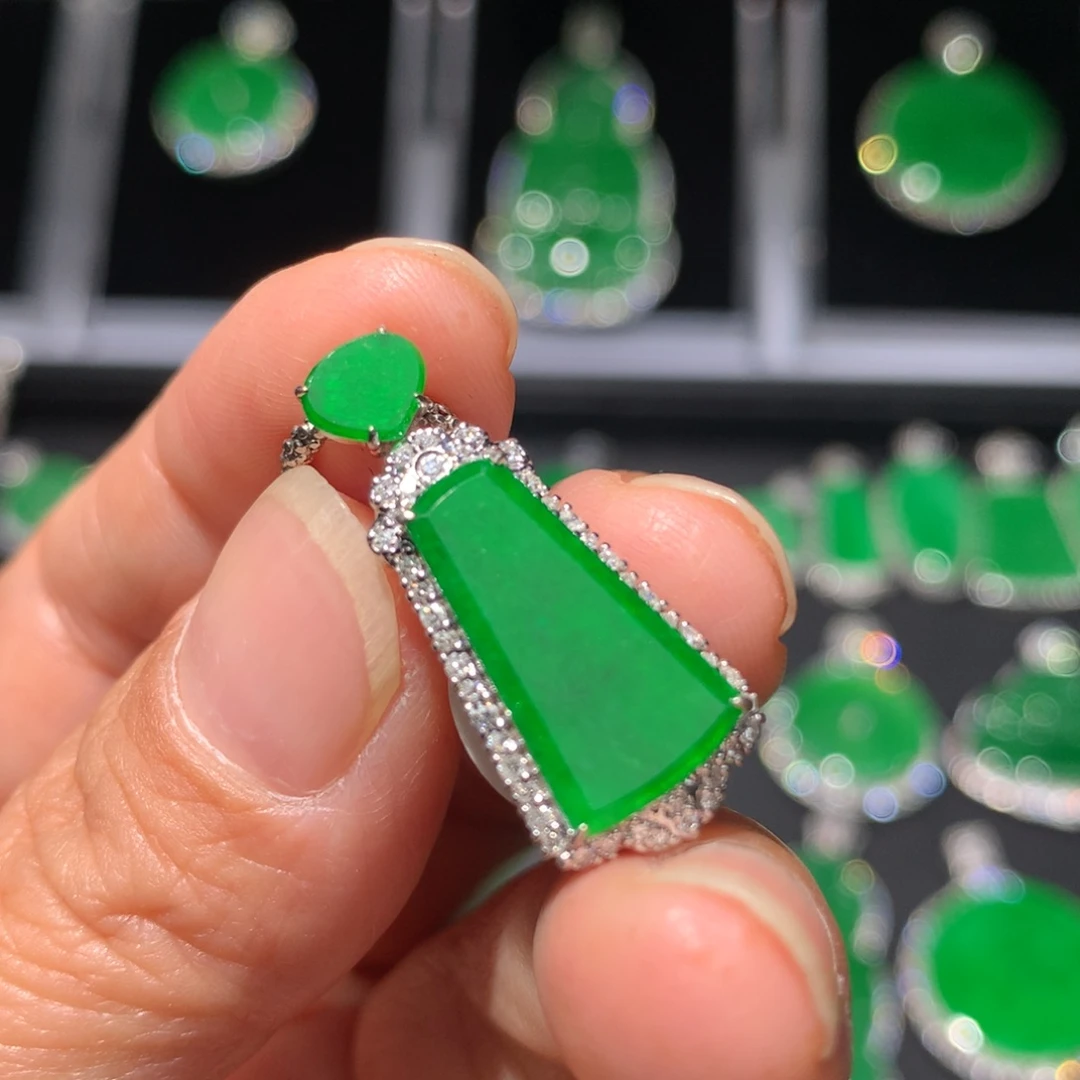 翡翠颈饰18K金镶嵌翡翠